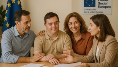 Programa inclusión del fondo social europeo (FSE+) impulsa empleabilidad de colectivos vulnerables 6 Padres orientando a su hijo con discapacidad en proceso de empleo, con logos europeos